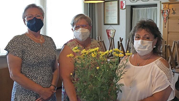 Siglinde Pörner (rechts) löst Karin Frank (links) als Vorsitzende der Adelsdorfer Frauen-Union ab. Mit im Bild Kreisvorsitzende Ruthild Schrepfer