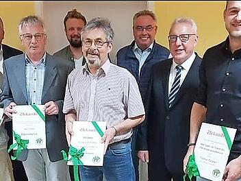 Für 50 Jahre Treue ist Werner Amschler (Mitte) und für 400 Spiele in den Seniorenmannschaften Tobias Grüner (rechts) mit der goldenen Vereinsnadel ausgezeichnet worden. Für herausragende Leistungen wurde "Bauvorstand" Alfred Wirth (Dritter von links) zum Ehrenmitglied ernannt. "Ohne Alfred Wirth gäbe es keinen Kunstrasenplatz beim TSV", hieß es. Ebenfalls zum Ehrenmitglied ernannt wurde Karl Heinz Schirmer (links), der dem TSV seit vielen Jahren in allen erdenklichen Funktionen zur Seite steht.