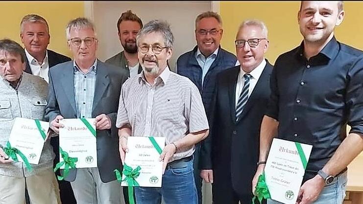Für 50 Jahre Treue ist Werner Amschler (Mitte) und für 400 Spiele in den Seniorenmannschaften Tobias Grüner (rechts) mit der goldenen Vereinsnadel ausgezeichnet worden. Für herausragende Leistungen wurde "Bauvorstand" Alfred Wirth (Dritter von links) zum Ehrenmitglied ernannt. "Ohne Alfred Wirth gäbe es keinen Kunstrasenplatz beim TSV", hieß es. Ebenfalls zum Ehrenmitglied ernannt wurde Karl Heinz Schirmer (links), der dem TSV seit vielen Jahren in allen erdenklichen Funktionen zur Seite steht.