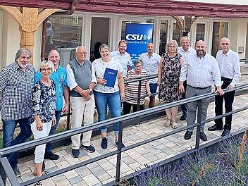 Ernst Locker (rechts) wurde für 50 Jahre Treue zum Küpser Ortsverband der CSU geehrt.