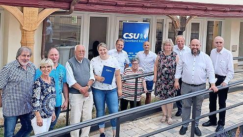 Ernst Locker (rechts) wurde für 50 Jahre Treue zum Küpser Ortsverband der CSU geehrt.