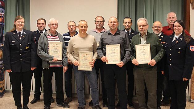 Vorsitzende Maria M&uuml;ller (links) mit Stellvertretern Sebastian Bail (2.&nbsp;v.&nbsp;l.) und Anna K&uuml;gel (rechts) ehrten Edmund Peske, Hans Kirchner, J&uuml;rgen Sitzmann, Gerhard Hofmann, Helmut H&uuml;bschmann, Patrick H&uuml;hnlein, Georg M&uuml;ller, G&uuml;nter Anderl und Klaus...