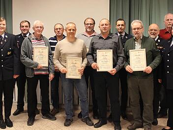 Vorsitzende Maria Müller (links) mit Stellvertretern Sebastian Bail (2. v. l.) und Anna Kügel (rechts) ehrten Edmund Peske, Hans Kirchner, Jürgen Sitzmann, Gerhard Hofmann, Helmut Hübschmann, Patrick Hühnlein, Georg Müller, Günter Anderl und Klaus...
