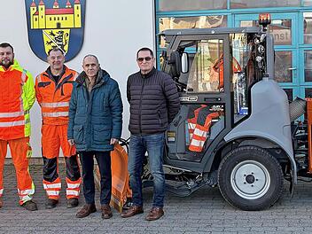 Verkaufsberater Marc Morgenstern, Bauhofleiter Alexander Pittroff, Uwe Keller, J&ouml;rg Angles, Thomas Reinhardt, B&uuml;rgermeister Franz Uome, Verkaufsleiter Stefan Primus und Thomas Spitzl im neuen Hako Citymaster (von links).