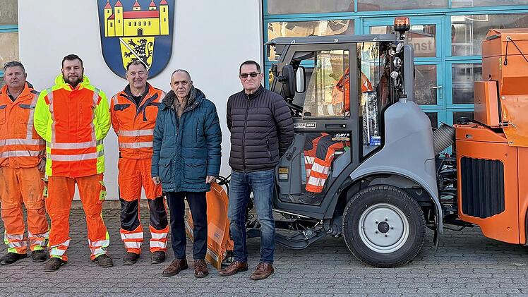 Verkaufsberater Marc Morgenstern, Bauhofleiter Alexander Pittroff, Uwe Keller, J&ouml;rg Angles, Thomas Reinhardt, B&uuml;rgermeister Franz Uome, Verkaufsleiter Stefan Primus und Thomas Spitzl im neuen Hako Citymaster (von links).