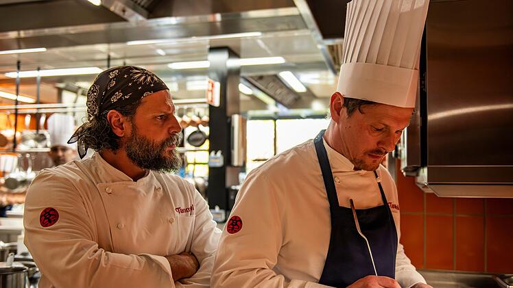Der hitzige Chefkoch Maximilian Dobek (Manuel Cortez, links) liegt im Clinch mit seinem Kollegen Oliver Gerg (Shenja Lacher).