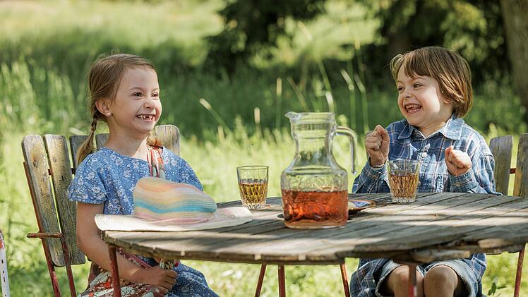 Stina (Lovisa Lindblad, links) und Tjorven (Vega &Aring;hman) verstehen sich nicht immer so gut, wie es auf den ersten Blick scheinen mag.