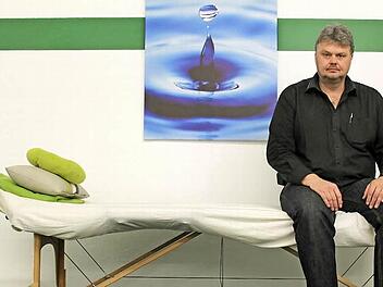 Garry Moon sitzt auf einer auf Liege: Show-Hypnose und therapeutische Hypnose - Rüdiger Hackenberg alias Garry Moon bietet in Seminaren Einblicke in beide Bereiche.  Fotos: Markus Häggberg