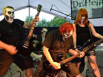 Die Rückband Dr. Hell heizte den Fans gehörig ein. Fotos: Peter Rauch