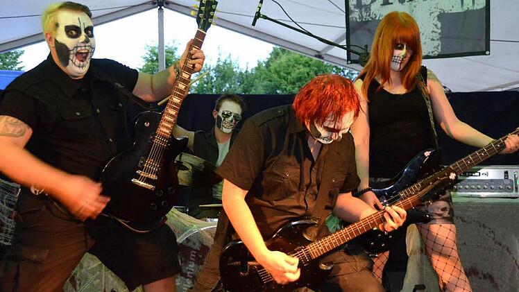 Die Rückband Dr. Hell heizte den Fans gehörig ein. Fotos: Peter Rauch