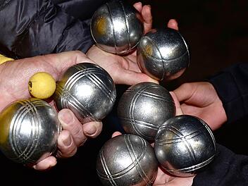 Die meist aus Eisen bestehenden Boule-Kugeln unterscheiden sich durch die Zahl der Ringe. Die regelgemäß gelbe kleine Kugel ist das "Schweinchen", das Ziel aller Wurfträume: Der Spieler hat gewonnen, dessen Kugel ihm am nächsten liegt. Fotos: Gerd Schaar