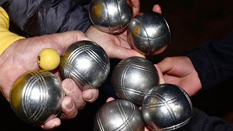 Die meist aus Eisen bestehenden Boule-Kugeln unterscheiden sich durch die Zahl der Ringe. Die regelgemäß gelbe kleine Kugel ist das "Schweinchen", das Ziel aller Wurfträume: Der Spieler hat gewonnen, dessen Kugel ihm am nächsten liegt. Fotos: Gerd Schaar