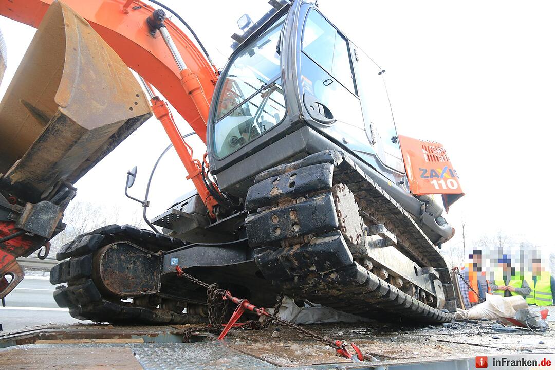 Lkw-Unfall auf A70: Bagger kippt auf Fahrbahn