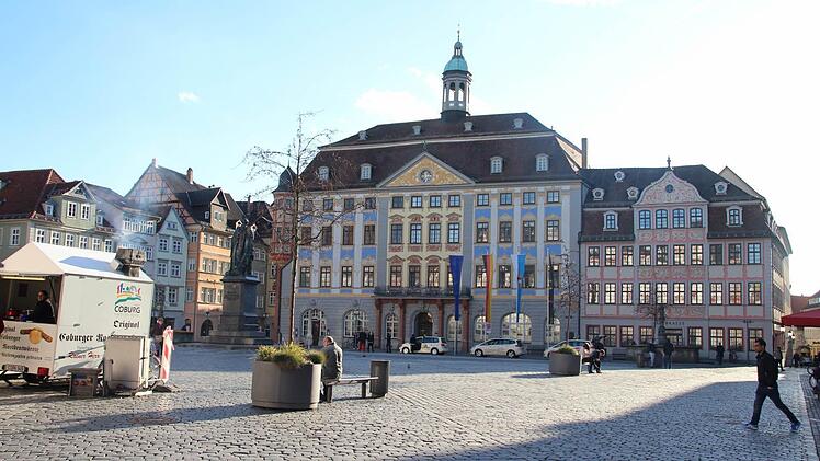 Umgesetzt wurden die Rathaus-Umbaupläne nicht - das Sparkassengebäude (Nonnenmacherhaus) wurde lediglich entkernt. Foto: Simone Bastian