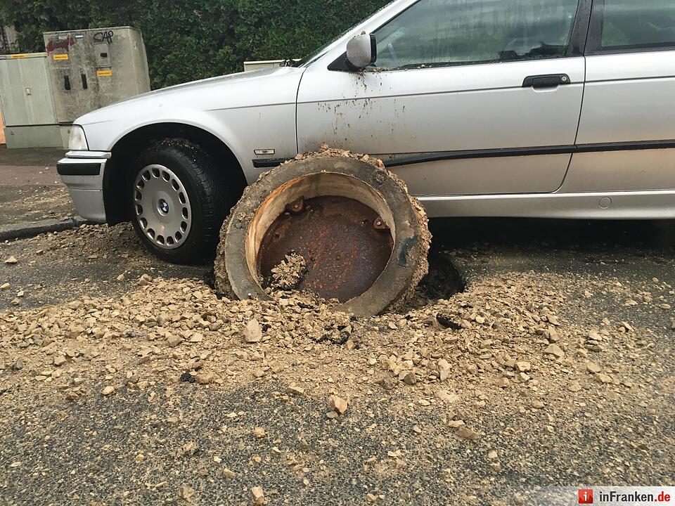 Unwetter in Mittelfranken: Überschwemmung, Blitzschlag, Straßenschäden