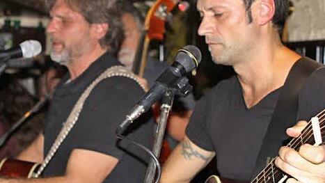 Das Akustikduo "2saitig" ist schon viele Jahre bei der Musiknacht dabei. Auch heuer wieder im Limerick Pub. Foto: Michael Wunder