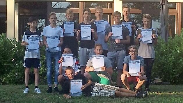 Die jungen Spieler des FC Bad Rodach und deren Leiter Wolfram Rebhan sind stolz auf ihre Urkunden.  Foto: Michael Wank