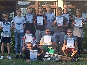 Die jungen Spieler des FC Bad Rodach und deren Leiter Wolfram Rebhan sind stolz auf ihre Urkunden.  Foto: Michael Wank