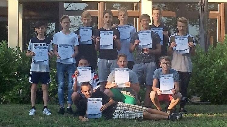 Die jungen Spieler des FC Bad Rodach und deren Leiter Wolfram Rebhan sind stolz auf ihre Urkunden.  Foto: Michael Wank