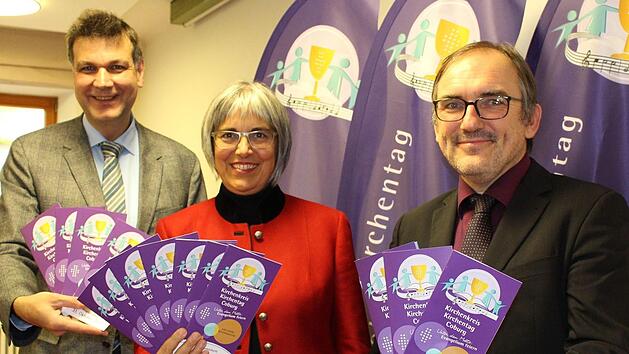 Regionalbisch&ouml;fin Dorothea Greiner und die Dekane Stefan Kirchberger (links) und Andreas Kleefeld mit dem prall gef&uuml;llten Programm zum Kirchenkreis-Kirchentag am Reformationstag. Ulrike Nauer