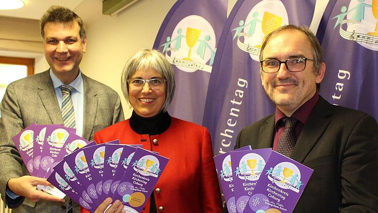 Regionalbischöfin Dorothea Greiner und die Dekane Stefan Kirchberger (links) und Andreas Kleefeld mit dem prall gefüllten Programm zum Kirchenkreis-Kirchentag am Reformationstag. Ulrike Nauer