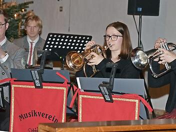 Beim Konzert "A weihnachtlicha Stund" im vergangenen Jahr saß Daniel Hilbert (links) noch als Trompeter in den Reihen der Musiker. In diesem Jahr hat er als Dirigent das Programm mit seinem Musikverein Rothenkirchen einstudiert.  Foto: K.- H. Hofmann