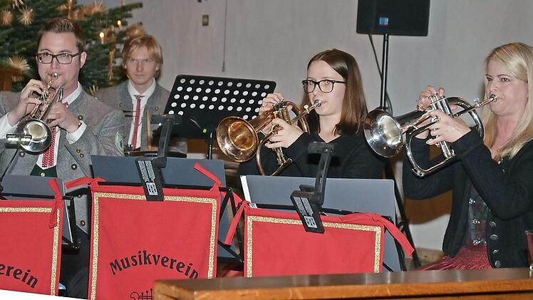 Beim Konzert "A weihnachtlicha Stund" im vergangenen Jahr saß Daniel Hilbert (links) noch als Trompeter in den Reihen der Musiker. In diesem Jahr hat er als Dirigent das Programm mit seinem Musikverein Rothenkirchen einstudiert.  Foto: K.- H. Hofmann