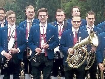 Der Musikverein Neukenroth mit seinem Dirigenten Roman Steiger (r.) sowie Vorsitzendem Eugen Rebhan (l.). Für das Adventskonzert sind die Musikanten gut gerüstet.  Foto: Gerd Fleischmann