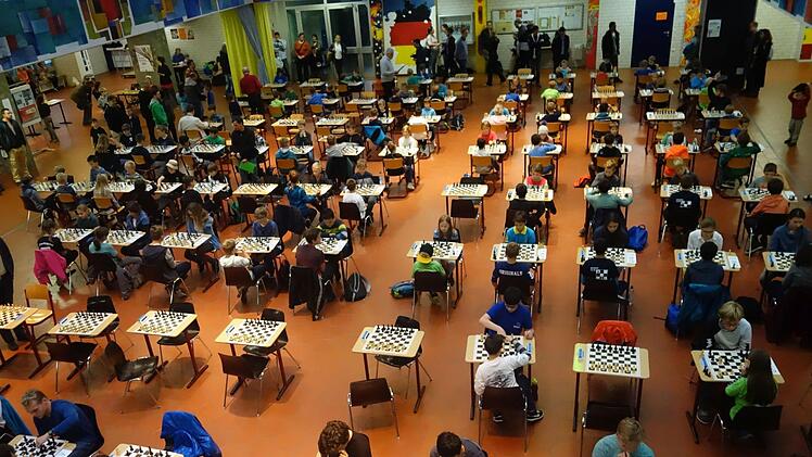 Da rauchen die Köpfe: 20 Minuten Bedenkzeit haben die Teilnehmer des Bamberger Jugend-Open pro Schnellschach-Partie. Foto: privat