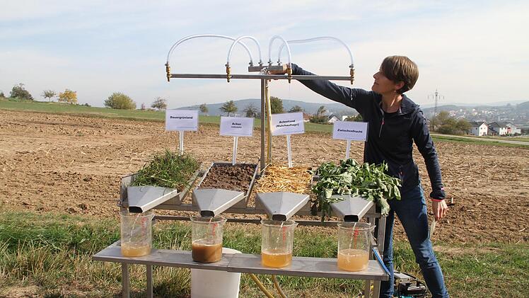 Wasserberaterin Gesche Petersen vom Amt für Ernährung, Landwirtschaft und Forsten Coburg stellte anhand einer Regen-Simulationsanlage die Bodenabträge auf verschiedenen Untergründen vor. Gerda Völk