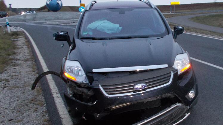 Der Fahrer dieses Wagens musste nach seiner schlimmen Fahrt über den Kreisverkehr bei Einberg ins Krankenhaus gebracht werden, weil er sich verletzt hatte. Foto: Michael Stelzner