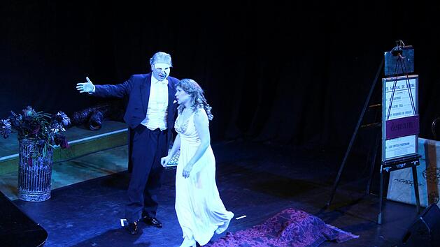 Das Phantom (Martin Sommerlatte) gibt Christine (Stefanie Wesser) Gesangsunterricht.  Foto: Werner Vogel