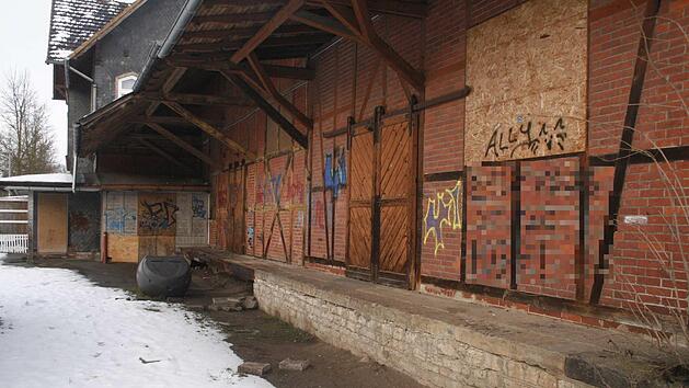 Alles andere als eine Visitenkarte für Bad Rodach ist die ehemalige Lagerhalle am Bahnhof der Kurstadt.