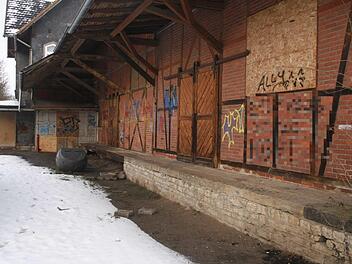 Alles andere als eine Visitenkarte für Bad Rodach ist die ehemalige Lagerhalle am Bahnhof der Kurstadt.