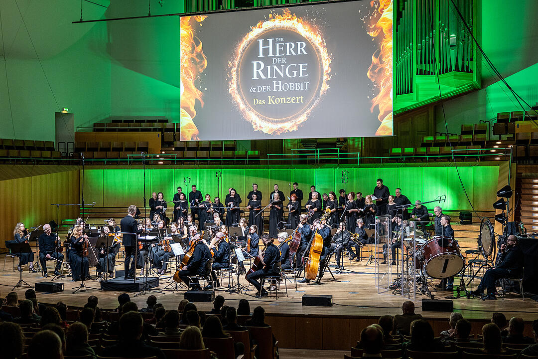 Großes Orchester, Solisten und Sänger!