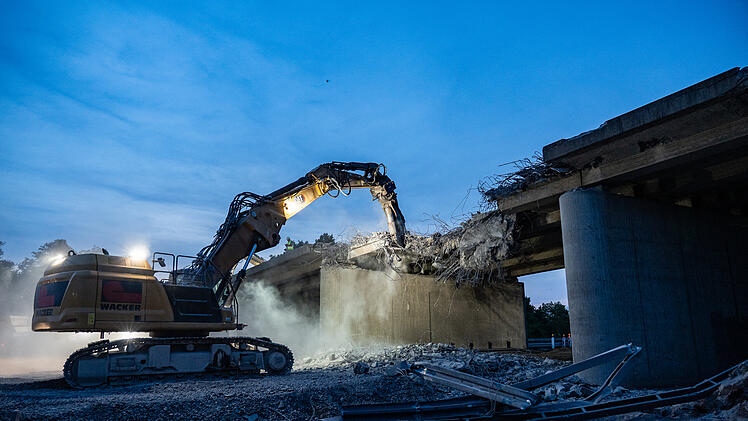 N&auml;chtlicher Mega-Abriss von A70-Br&uuml;cke: 2.000 Tonnen Beton dem Erdboden gleichgemacht