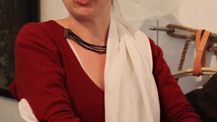 Das war früher sexy: Am Ärmel blitzt das Untergewand hervor.