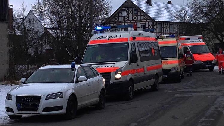 Viele Rettungswagen eilten gestern nach Gleußen. Insgesamt elf Personen mussten in Krankenhäuser gebracht werden. Foto: BRK/Claus Weigand