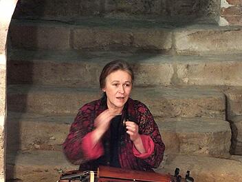 Für die musikalische Umrahmung sorgte Ulrike Bergmann aus Ermetzhof mit Volksmusik auf ihrer ungarischen Bassdrehleier. Foto: Manfred Welker