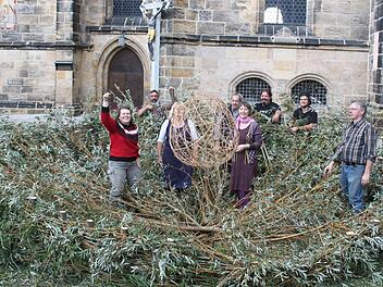 Dundus wollen Ball spielen. Acht der zehn Mitwirkenden am Aufbau des Dundu-Villages zeigten etwas Übermut und warfen sich die Bälle schon am gestrigen Donnerstag zu. Fotos: Markus Häggberg