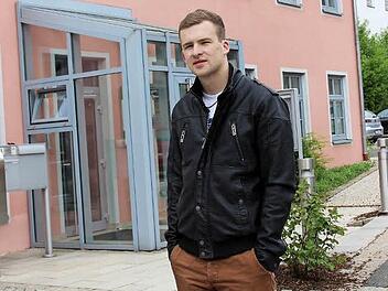 Florian Horner steht vor dem Kasendorfer Rathaus. Hier wird der 21-Jährige bald als jüngster Mandatsträger im Landkreis an den Sitzungen des Marktgemeinderats teilnehmen. Foto: Katharina Müller-Sanke
