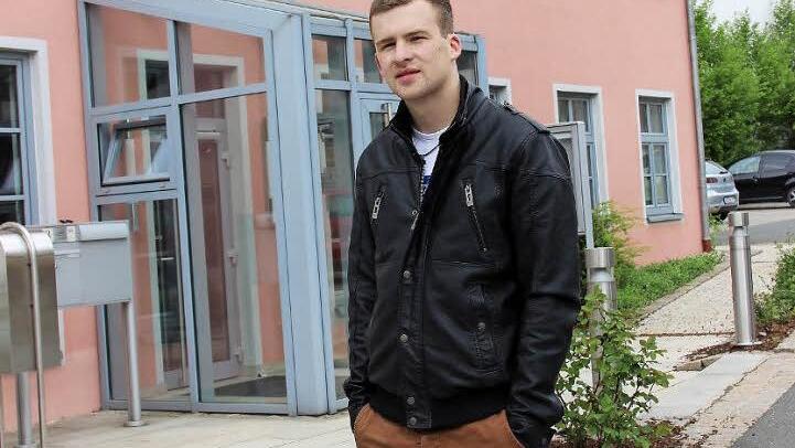 Florian Horner steht vor dem Kasendorfer Rathaus. Hier wird der 21-Jährige bald als jüngster Mandatsträger im Landkreis an den Sitzungen des Marktgemeinderats teilnehmen. Foto: Katharina Müller-Sanke
