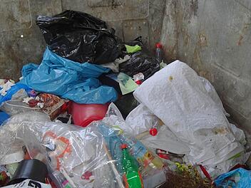 Haushaltsmüll liegt immer wieder in den Containern des Eberner Friedhofs, obwohl dies laut Satzung untersagt ist. Fotos: Johanna Eckert