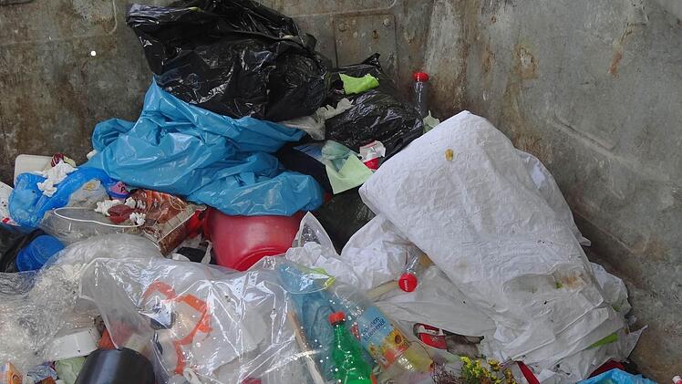 Haushaltsmüll liegt immer wieder in den Containern des Eberner Friedhofs, obwohl dies laut Satzung untersagt ist. Fotos: Johanna Eckert