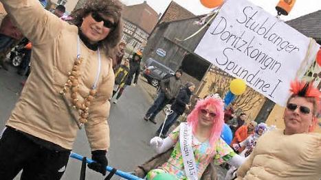 Die "Stublicher Moggerla" mit der frisch inthronisierten Döritzkönigin Spundine I. - eine ernsthafte Konkurrenz zur Thermenkönigin?