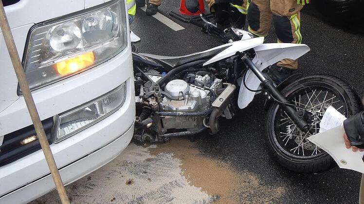 Am Vorderreifen war das Moped unter den Lastwagen gerutscht. Die Feuerwehr half bei der Bergung und reinigte später die Fahrbahn. Der jugendliche Fahrer wurde leicht verletzt.  Foto: Feuerwehr Haßfurt
