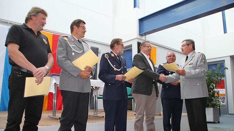 Verleihung der Ehrennadel in Bronze durch Ehrenvorsitzenden Hans Rohrmüller. Foto: Ulrike Müller