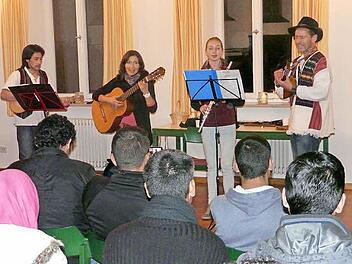 Gustavo Valdes, Natalia, Valeria und Robert Stein präsentierten lateinamerikanische Musik.  Foto: hl