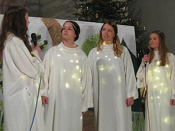 Die vier Engel Franziska Heil (von links), Fabiana Wolf, Ramona Haydu und Selina Wolf beim Auftritt in der St.-Josef-Kirche.  Foto: Beatrix Lieb