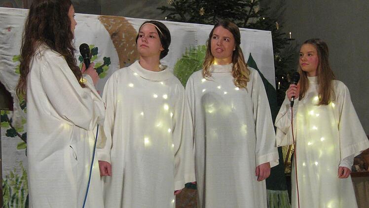 Die vier Engel Franziska Heil (von links), Fabiana Wolf, Ramona Haydu und Selina Wolf beim Auftritt in der St.-Josef-Kirche.  Foto: Beatrix Lieb